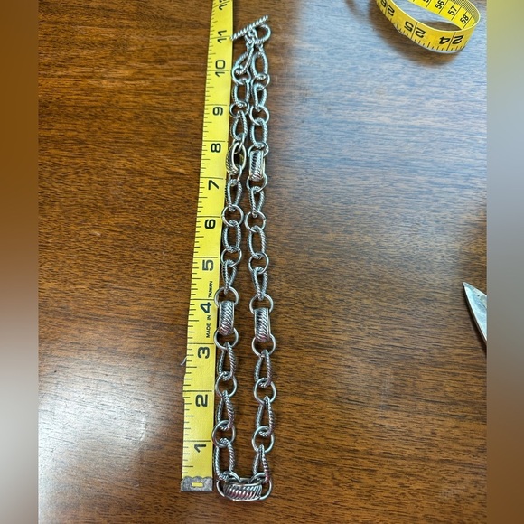 Elegant Silver tone and Gold tones Chain Necklace 11” - Picture 3 of 3